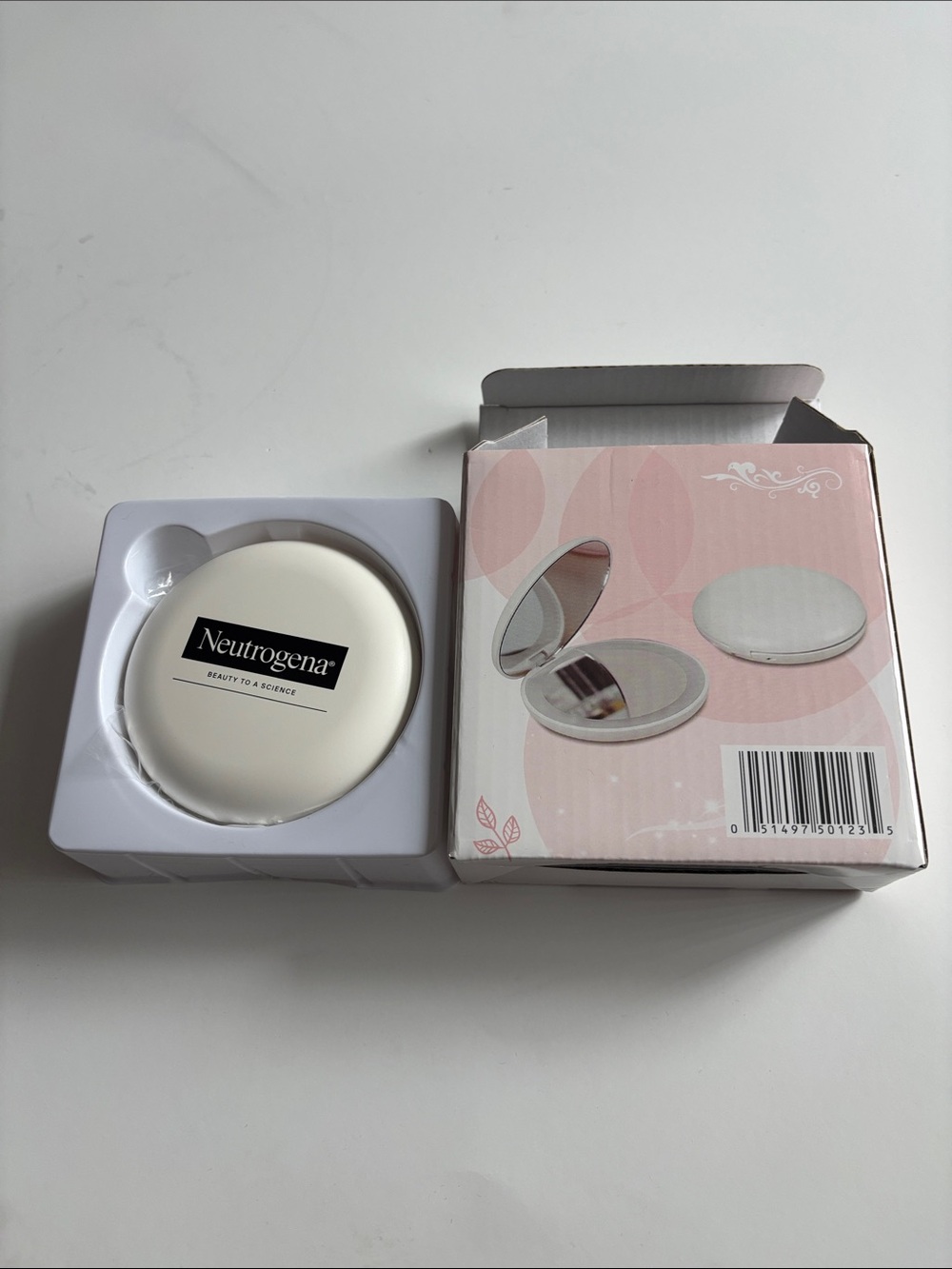 Neutrogena LED Mirror - Picture 2 of 6